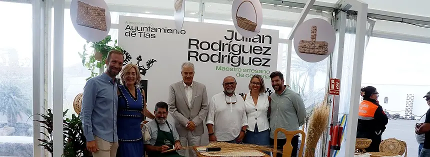 Representantes del Ayuntamiento de Tías en la feria de artesanía.
