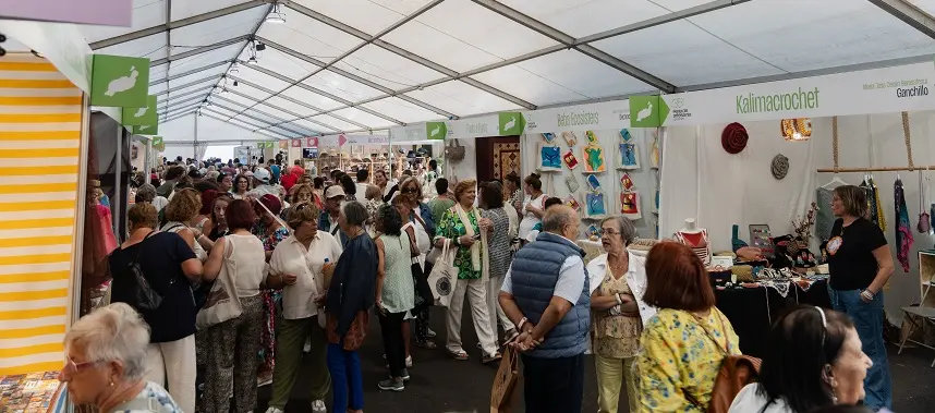 Visita mayores de Arrecife a la feria.