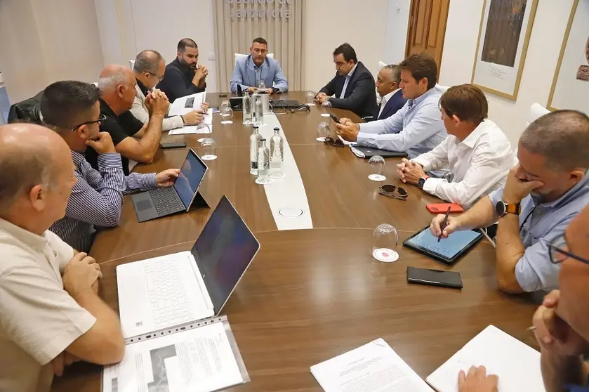 Oswaldo Betancort y Jesús Machín Tavio presidiendo la reunión por el deslinde de Costas en Yaiza.