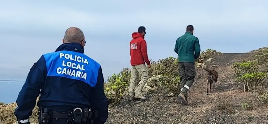 Policía Local de refuerzo de la vigilancia en Haría.