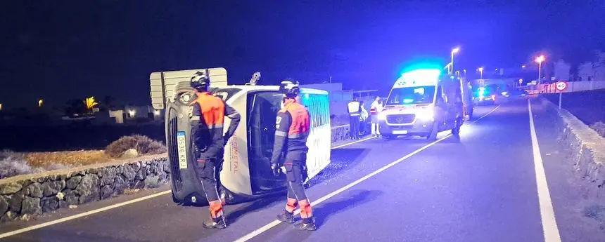 Imagen del vuelco en el momento de la llegada de los bomberos