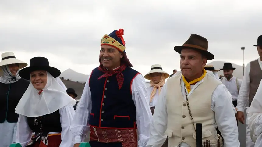 El presidente del Cabildo con la consejera de Cultura del Gobierno de Canarias y el alcalde de Tinajo
