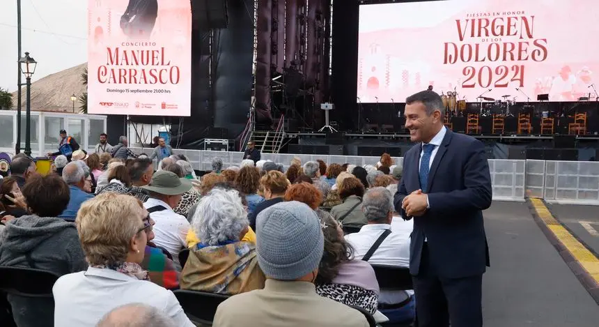 El presidente del Cabildo saludando a la gente que acudió al concierto de Los Sabandeños