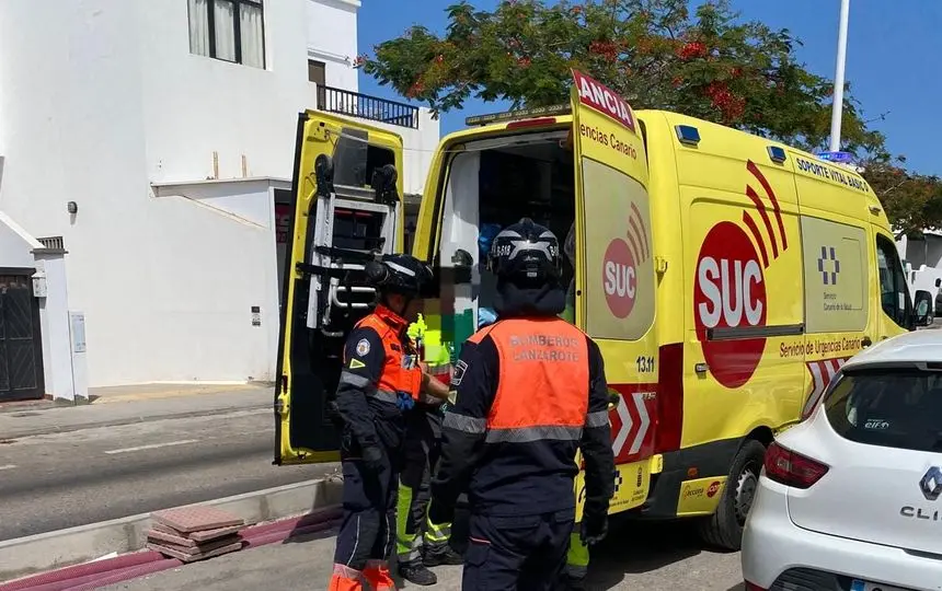 Momento del traslado a la ambulancia de la mujer que había caído en su domicilio