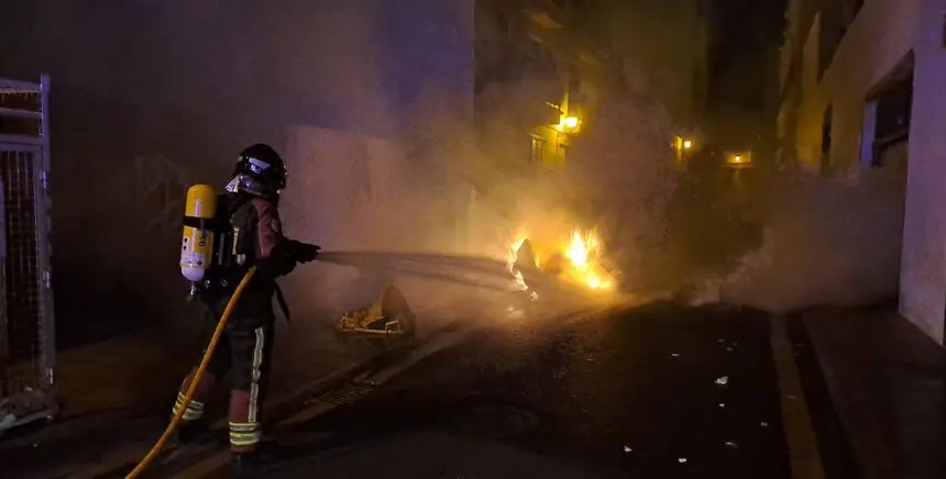 Instante en el que los bomberos tienen que actuar para sofocar las impresionantes llamas