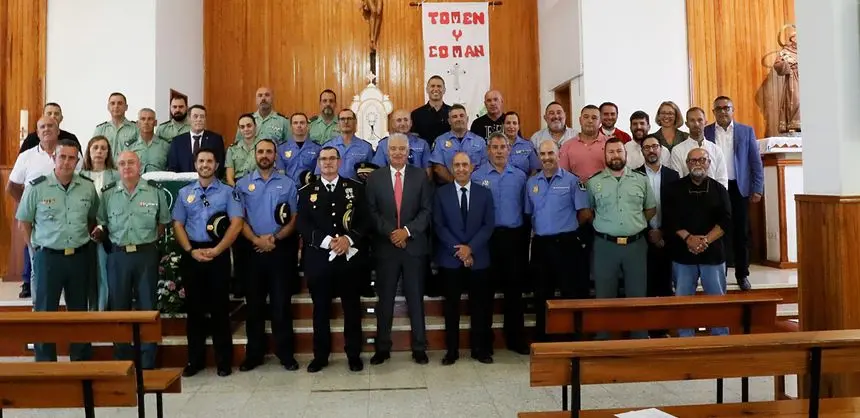 Imagen de los agentes y de las autoridades que acudieron al evento religioso.