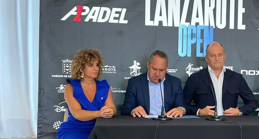 Momento de la presentación con el consejero de Deportes, Juan Monzón, explicando las características de la prueba