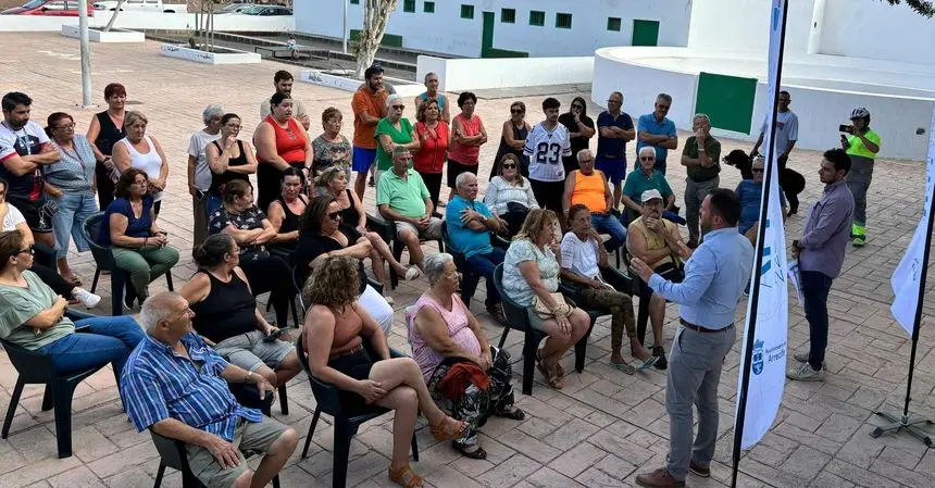 El alcalde de Arrecife durante la presentación del proyecto a los vecinos de Tinasoria