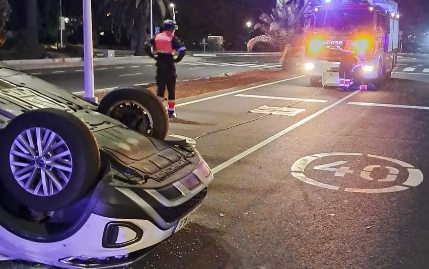 Estado en el que quedó el coche que volcó en Costa Teguise.
