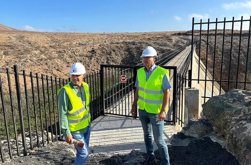 El consejero Domingo Cejas visitando las obras.