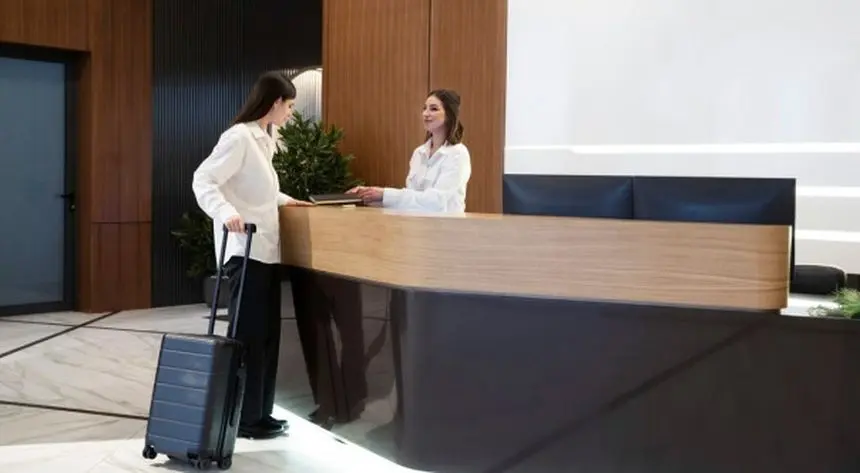Imagen de la llegada de una turista a un hotel.