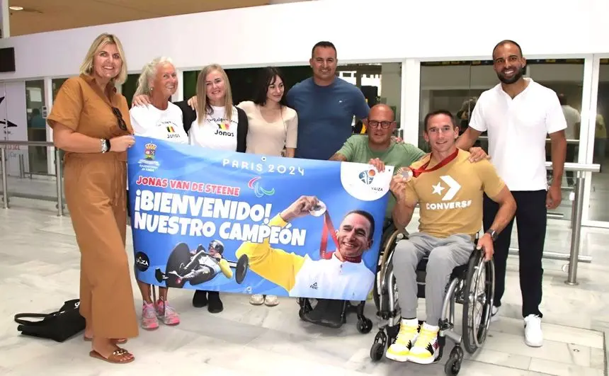 Imagen del laureado deportista al aeropuerto de Lanzarote.