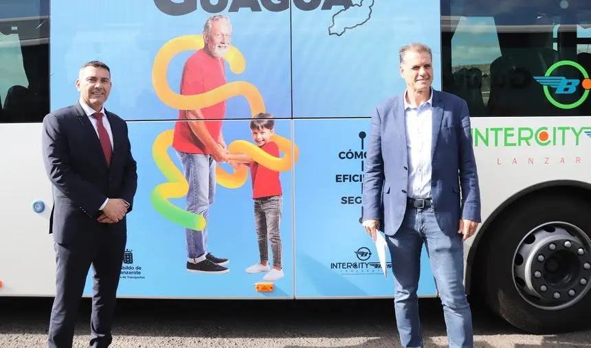 Oswaldo Betancort y Domingo Cejas delante de una de las nuevas guaguas que forman la renovación del transporte público en Lanzarote.
