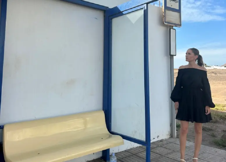 Sheila Guillén en una parada de guagua de la Isla. 