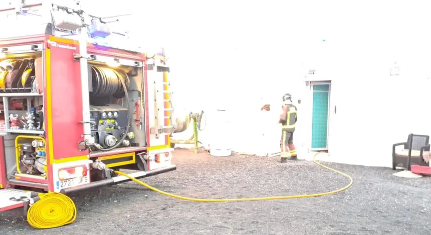 Uno de los bomberos en el momento de la actuación