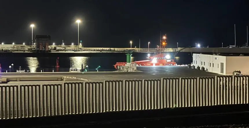 La mayor parte de los inmigrantes permanecerán al menos en otra jornada más en las carpas que se han habilitado en la explanada del puerto de Arrecife
