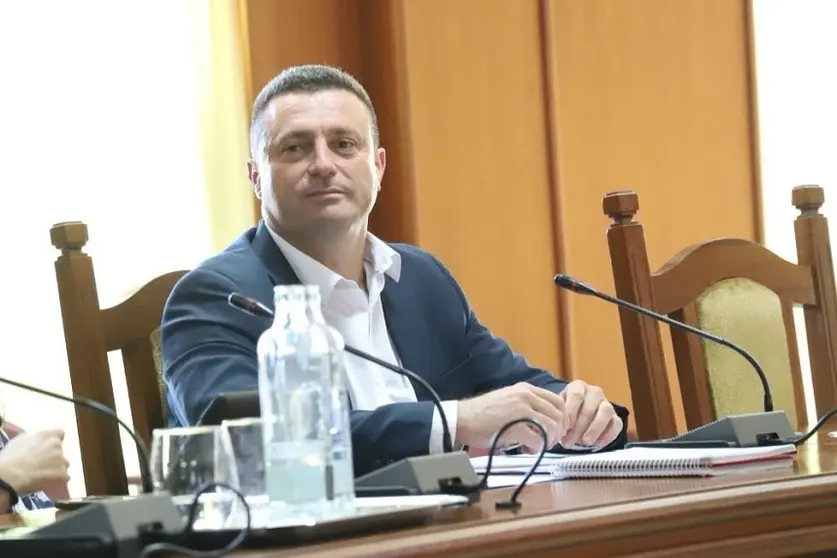 Óscar Noda en el salón de plenos del Cabildo de Lanzarote.