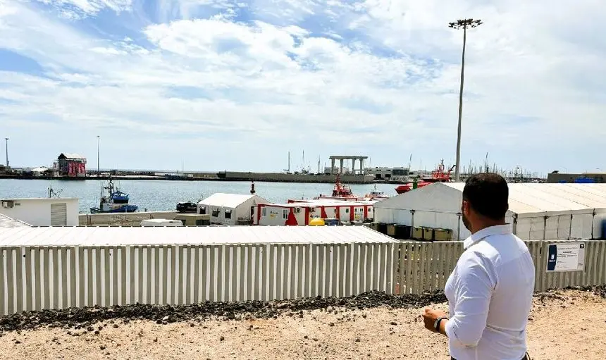 El alcalde de Arrecife este jueves visitando la zona de Puerto Naos en la que se encuentran los inmigrantes.