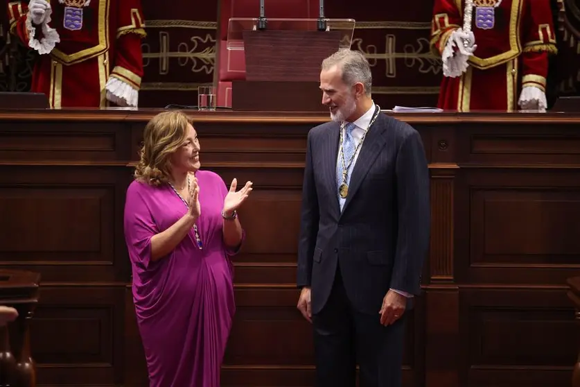 La presidente del Parlamento, Astrid Pérez, con el Rey Felipe VII.