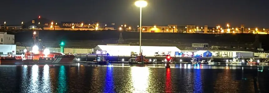 Imagen de Puerto Naos, en Arrecife, en el lugar donde Salvamento está desembarcando a los inmigrantes .
