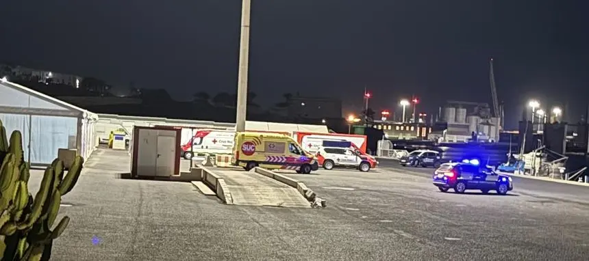 Puerto Naos en estos días preparado para recibir a los inmigrantes que están llegando en tromba a Lanzarote