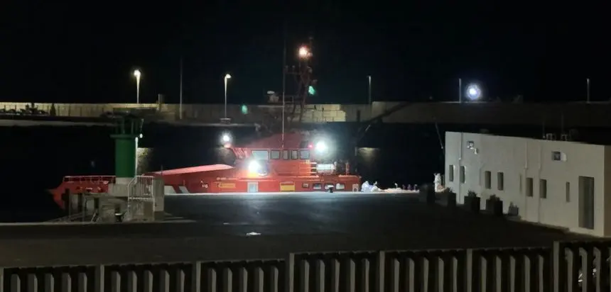 Imagen de una de las embarcaciones de Salvamento Marítimo amarradas en Puerto Naos antes de prestar uno de sus habituales servicios