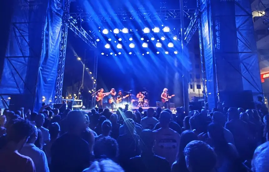 La playa de Arrecife se llenó para seguir los conciertos