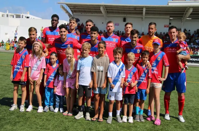 El equipo titular con sus seguidores más pequeños