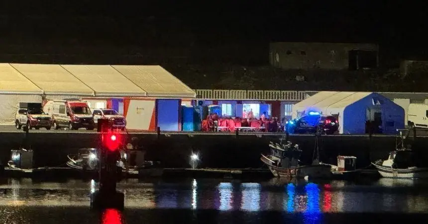 Imagen de esta semana de Puerto Naos con la atención de otro grupo llegado a Lanzarote.