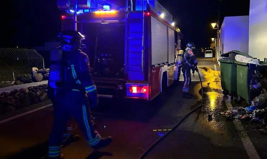 Los bomberos sofocan un incendio en Guinate.