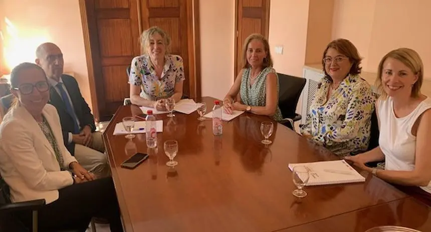 Imagen del encuentro celebrado este lunes en la Dirección Insular de la Administración General del Estado en Lanzarote