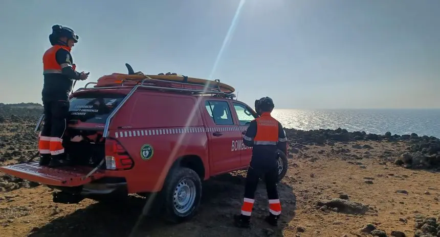 Los bomberos a su llegada a la zona del accidente
