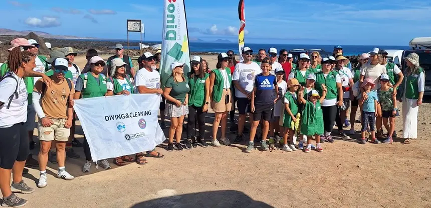 Imagen de los voluntarios que participaron en la limpieza de las playas. 