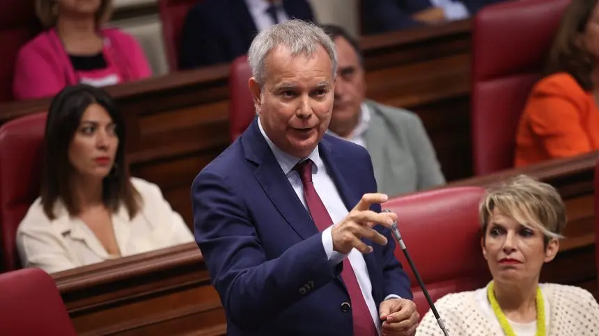 Sebastián Franquis durante su intervención en el Parlamento.