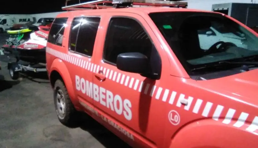 Equipo desplazado a Famara para atender a un surfista en peligro.