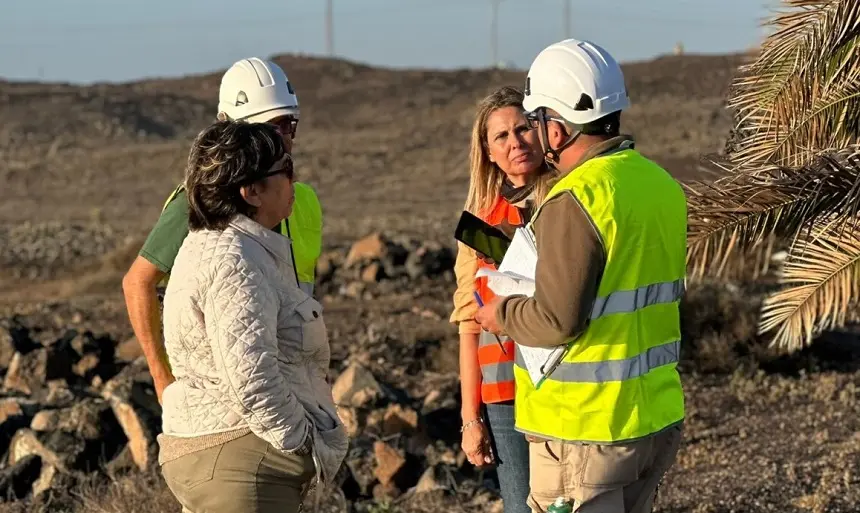 La primera teniente de alcalde interesándose por el proyecto.