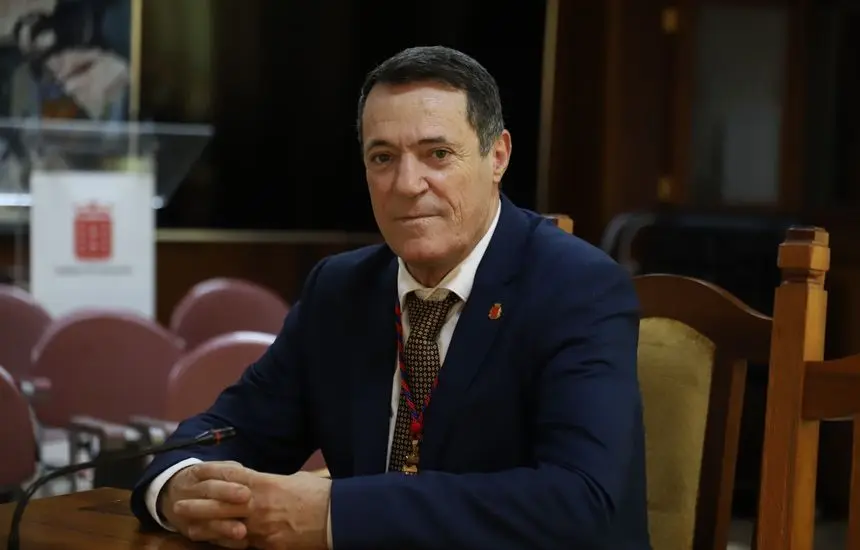 Óscar Pérez en el salón de plenos del Cabildo de Lanzarote.