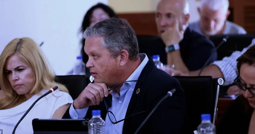 Alfredo Mendoza en un pleno en Arrecife.