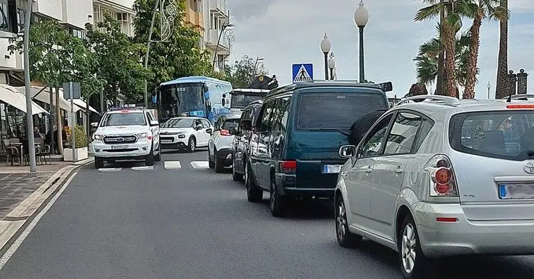 Imagen del tráfico que soporta actualmente la Avenida en los dos sentidos a pesar de que está prohibido
