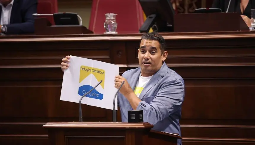 Yoné Caraballo enseña un diseño de logo para los Refugios Climáticos de Canarias
