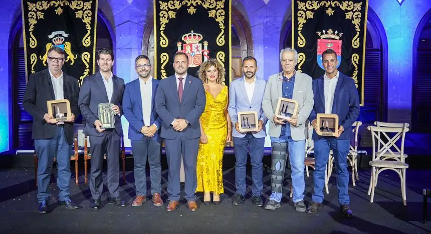 El alcalde de Arrecife, su primer teniente de alcalde y la concejal de Turismo con los premiados.