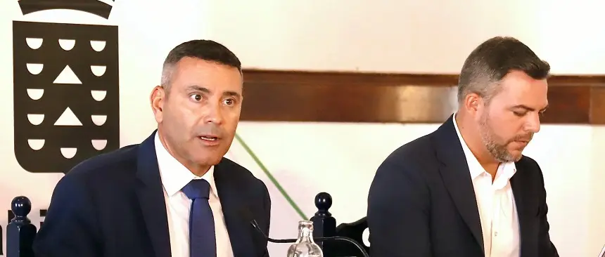 Imagen del presidente y del vicepresidente del Cabildo este jueves en el pleno de La Graciosa.