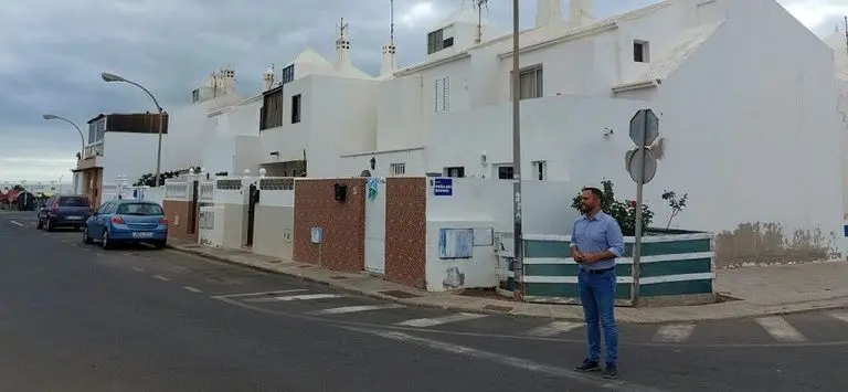 El alcalde de Arrecife, Yonathan de León, visitando el barrio de Tinasoria antes de que se iniciaran las polémicas obras