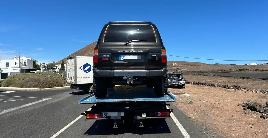 Imagen del momento de la retirada de uno de los vehículos implicados en el accidente.