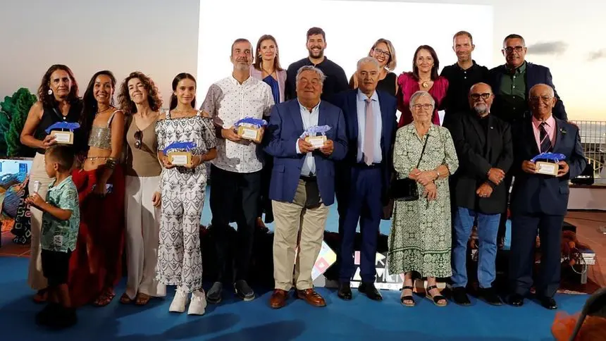 Los premiados con el alcalde de Tías y los integrantes de su grupo de gobierno