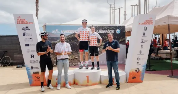 Imagen del podio de los ganadores con el campeón Alberto Contador. 