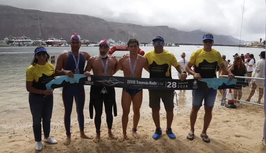 Los ganadores de la categoría masculina con las autoridades que se dieron cita en la prueba