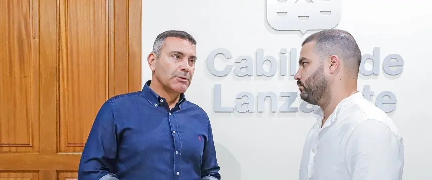 El presidente del Cabildo de Lanzarote, Oswaldo Betancort, junto al consejero de Política Territorial, Jesús Machín Tavio.
