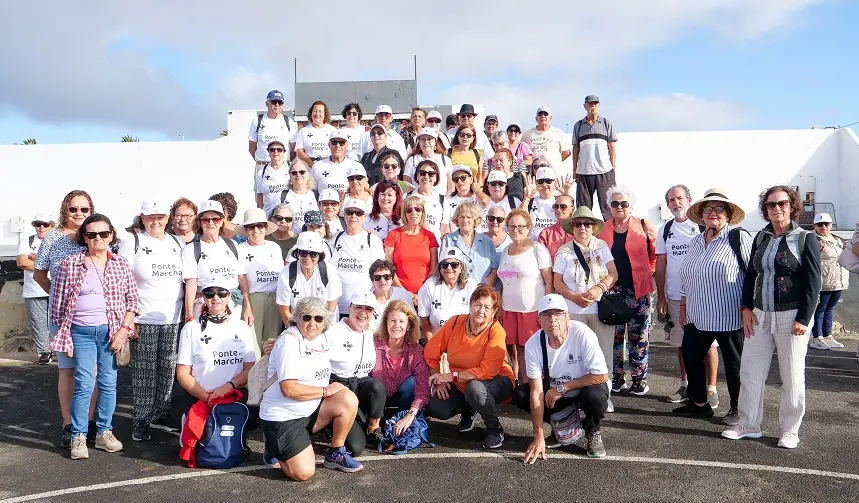 Mayores participantes en la caminata.