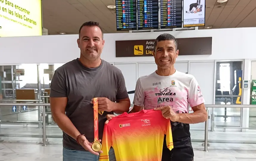 El campeón junto al concejal de Deportes de Yaiza